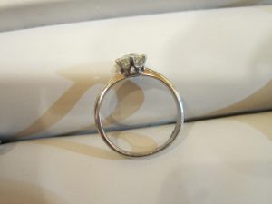 約0.4カラットの一粒石ダイヤの指輪です。